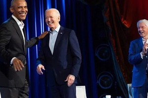 拜登与奥巴马和克林顿同台为竞选筹款