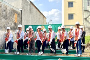 罗氏宗亲为兴建新宗祠动土。