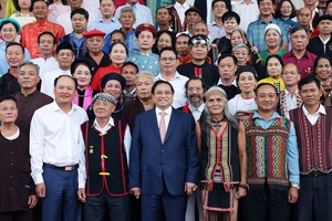 范明政总理会晤德高望重村长老和艺人