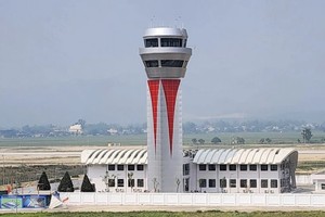 奠边空中交通管制塔投入运营