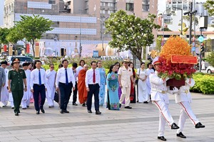 市代表团在胡志明主席塑像公园敬献花圈。