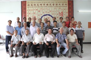 郡领导与梁氏宗祠诸位理监事会和宗亲合照留念。