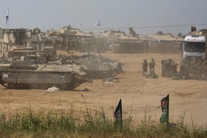 以军部队在以色列南部凯雷姆沙洛姆口岸附近部署。