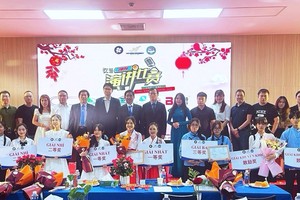 嘉宾和雒鸿大学校方领导和获奖者拍照留念。