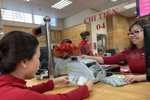 市民在银行进行外币交易。