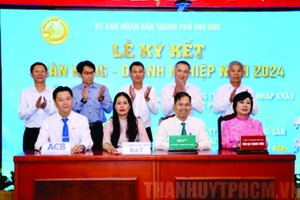 市领导与守德市领导见证了银行与企业信贷合同签署仪式。