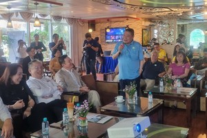 杭慰瑶会长在咖啡聚会上致词。