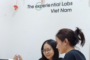 越南“TEL”员工为大学生解答有关留学问题。