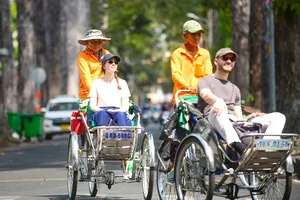 游客乘坐三轮车游览胡志明市