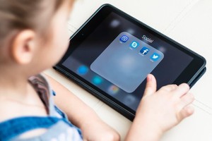 当骗子针对“炫耀孩子”渴望