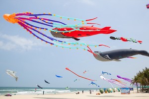 巨型海洋动物造型风筝在空中飞翔。