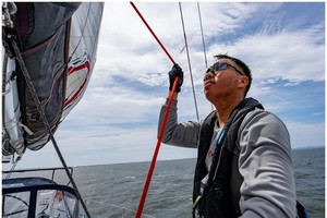 男子独驾帆船绕地球