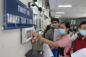 病人在大水镬医院用银行卡支付诊费。