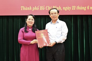 市委书记阮文年向陈金燕同志颁授委任《决定》。