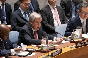 联合国秘书长古特雷斯（中）在联合国安理会网络安全高级别公开辩论会上发言。