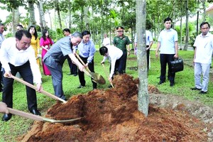 国家主席苏林(左二)在缅怀区植树留念。