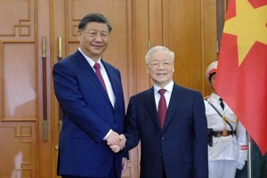 习近平去年12月到访河内期间，与阮富仲会面。（法新社资料图片）