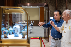 邬有发书法家(右)分享书法艺术。