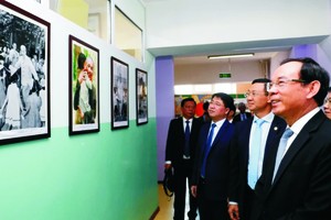 市委书记阮文年与各位代表参观蒙古的胡志明学校胡伯伯图片展示空间。