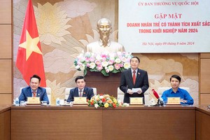 国会副主席阮德海与年轻企业会晤