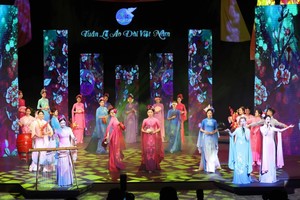 越南长衫节表演。