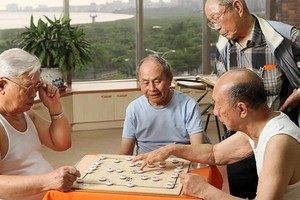 日本經濟界呼籲，把通常以65歲以上定義的"老年人"的年齡上調。（資料照片）