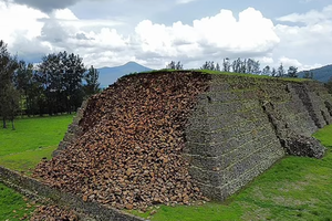 墨西哥金字塔一侧坍塌。