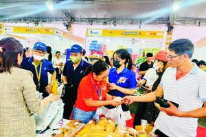 民众在展位选购商品。