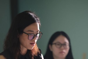 绘画修复专家贤阮在修复一件作品。