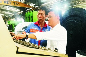 工作中的阮成龙（右）与同事。