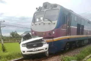 汽车被列车拖拽近 200 米铁路中断几个小时