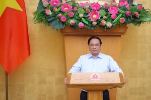 政府总理范明政主持政府8月份例会。