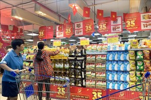 市民在超市购物。