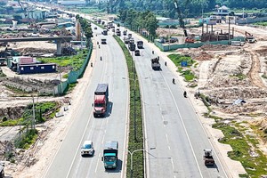 与经过平阳省的本市环市三路重叠的美福-新万街获建议投建15.3公里长高速公路，以连接本市。