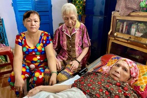 夫妇无力照料两老病者