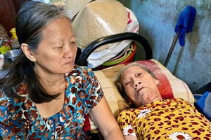 吴美娇在照顾李笑容。