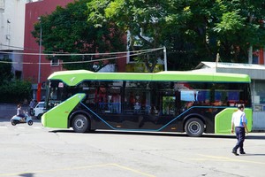 投入使用电动巴士将有助减少环境污染。