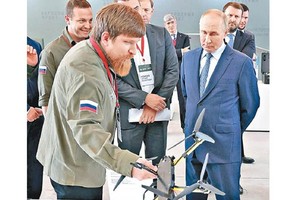 普京（前右）视察国防企业，参观了解多款无人机样品。