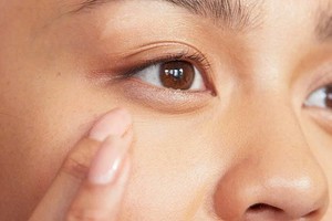 保持良好的作息、健康饮食、适度护肤、避免过度用眼、防晒可有效预防眼袋。