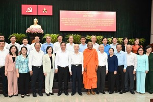 以全民族团结之势推动本市发展