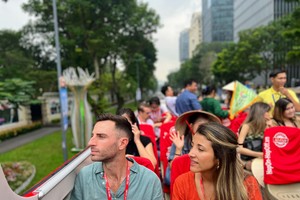 国际游客在胡志明市“城市游”项目中体验双层巴士。