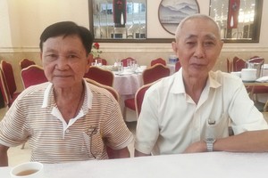 玻璃业团主席李国强（左）与执委成员金兄。