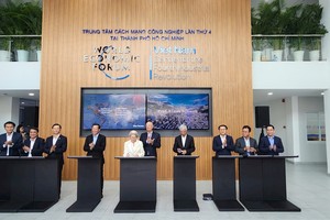 世界经济论坛创始人兼执行主席克劳斯‧施瓦布教授与本市领导人在C4IR签名纪念。