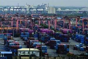 亚洲地区贸易2024年将增长7.4％，远超其他地区。照片为在越南海防市的庭武港。（法新社）