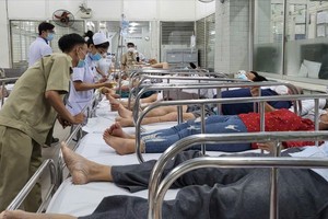 病人过多给医护人员带来很大压力。