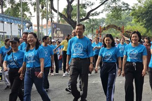 妇女快乐健康步行活动