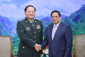 政府总理范明政与中国中央军委副主席张又侠上将合影。