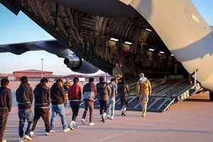 非法移民乘坐美国军用飞机被驱逐出境。