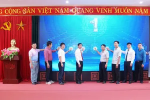 Các đại biểu bấm nút phát động cuộc thi. Ảnh: NHÀI NGUYỄN