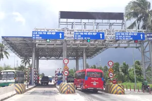 Trạm thu phí T2 trên QL 91. Ảnh: ĐÔNG XUYÊN